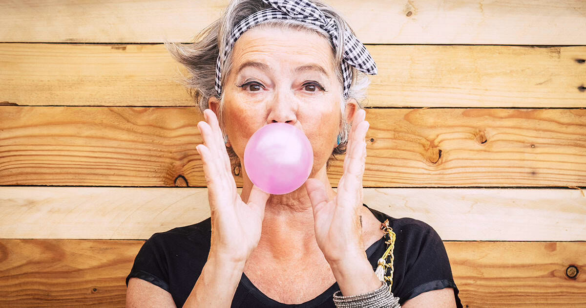 older-white-woman-blowing-bubble-gum Older white woman blowing bubble gum